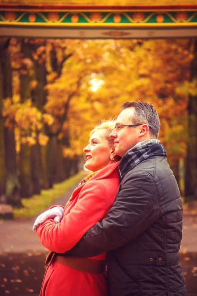 Coppia Felice Adulti Nel Parco Autunnale — Foto Stock