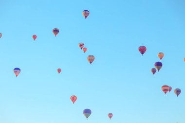 Orta Anadolu, Göreme, Türkiye - 21 Eylül 2018. Cappadocia üzerinde şaşırtıcı gündoğumu. Renkli sıcak hava balonları. 