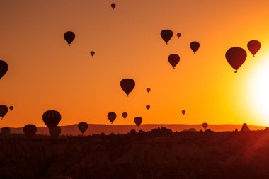 Orta Anadolu, Göreme, Türkiye - 23 Eylül 2018. Cappadocia üzerinde şaşırtıcı gündoğumu. Renkli sıcak hava balonları. 