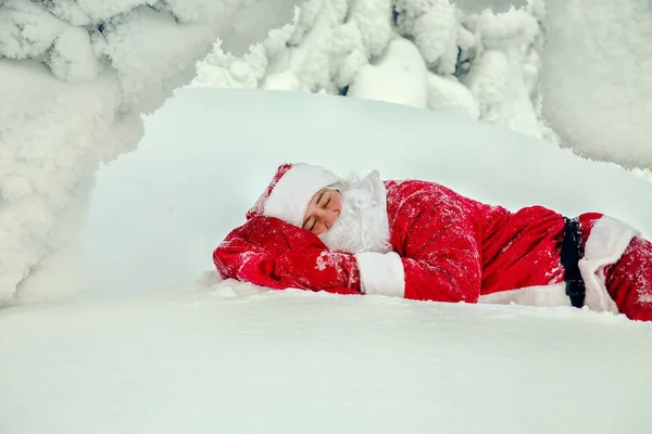 Babbo Natale Stanco Addormentò All Aria Aperta Magnifico Paesaggio Innevato — Foto Stock