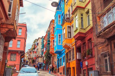 Istanbul, Türkiye - 27 Eylül 2018. Balat bölgesinde renkli evleri. 