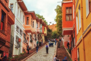 Istanbul, Türkiye - 27 Eylül 2018. Balat bölgesinde renkli evleri. 