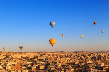 Orta Anadolu, Göreme, Türkiye - 23 Eylül 2018. Cappadocia üzerinde şaşırtıcı gündoğumu. Renkli sıcak hava balonları. 