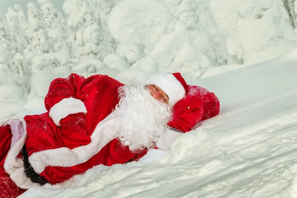 Der Müde Weihnachtsmann Schlief Unter Freiem Himmel Ein Herrliche Schneebedeckte — Stockfoto