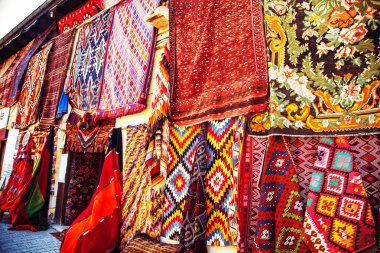 Şaşırtıcı geleneksel el yapımı Türk halı Hediyelik eşya dükkanında. Kapadokya, Türkiye.