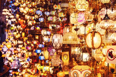 Hediyelik eşya dükkanı geleneksel el yapımı Türk lambalar. Renkli cam mozaik. Kapalı Çarşı, Istanbul, Türkiye.