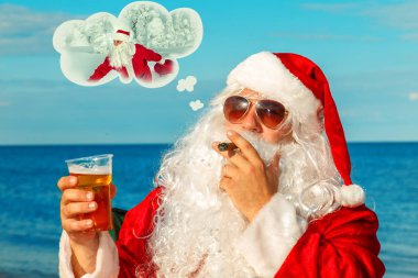 Noel Baba sahilde oturuyor. O kış hatırlar.