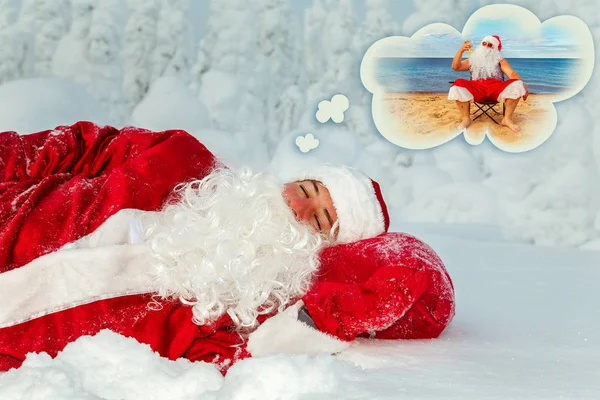 Babbo Natale Stanco Sta Dormendo Una Foresta Innevata Sogna Mare — Foto Stock