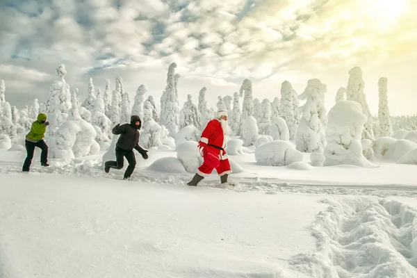带着包的圣诞老人离人而去 壮丽的白雪覆盖的风景 — 图库照片