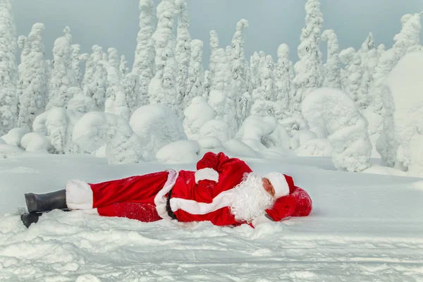 Babbo Natale Stanco Addormentò All Aria Aperta Magnifico Paesaggio Innevato — Foto Stock