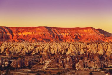 Kapadokya'da günbatımı. Merkezi Türkiye'de inanılmaz dağ manzarası.