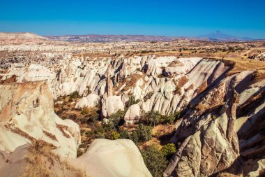 Kapadokya 'nın doğaüstü manzarası. Türkiye 'nin merkezinde şaşırtıcı dağ manzarası.
