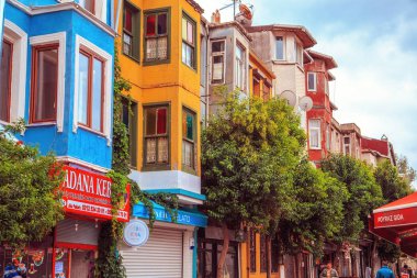 Istanbul, Türkiye - 27 Eylül 2018. Balat bölgesinde renkli evleri. 