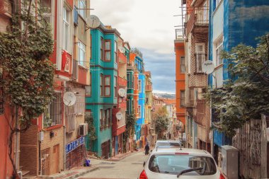 Istanbul, Türkiye - 27 Eylül 2018. Balat bölgesinde renkli evleri. 