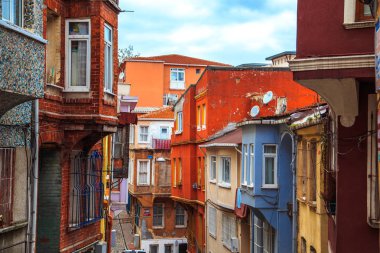 Istanbul, Türkiye - 27 Eylül 2018. Balat bölgesinde renkli evleri. 