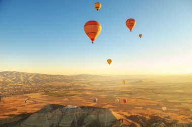 Orta Anadolu, Göreme, Türkiye - 21 Eylül 2018. Cappadocia üzerinde şaşırtıcı gündoğumu. Renkli sıcak hava balonları. 