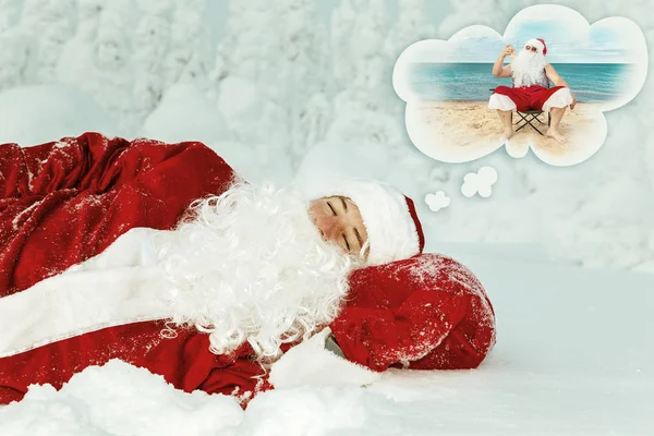 疲惫的圣诞老人正在一个下雪的森林里睡觉 他梦见大海和海滩 — 图库照片