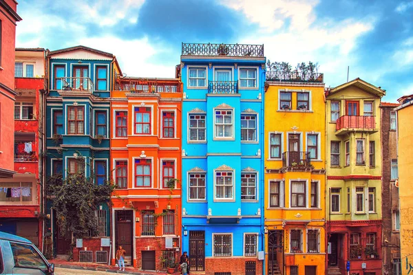 Istanbul, Türkiye - 27 Eylül 2018. Balat bölgesinde renkli evleri. 