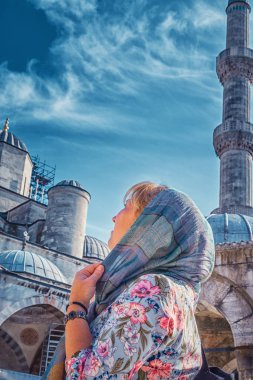 Kız görünümü hoşlanır muhteşem Sultanahmet Camii. Istanbul, Türkiye.