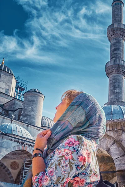 Menina Desfruta Vista Magnífica Mesquita Azul Istambul Turquia — Fotografia de Stock