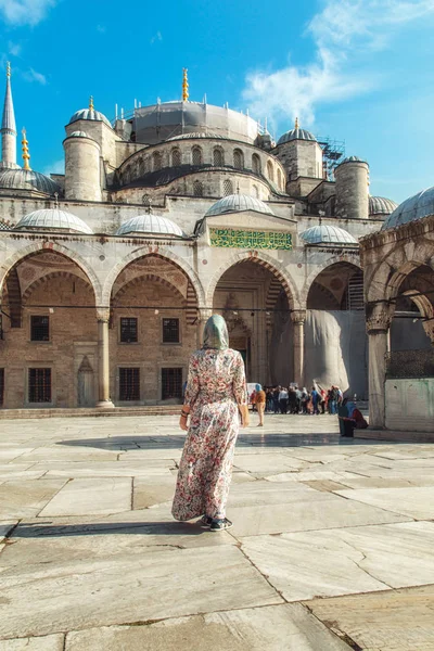 Lány Élvezi Kilátás Csodálatos Kék Mecset Istanbul Törökország — Stock Fotó
