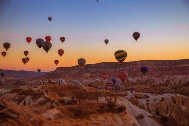Orta Anadolu, Göreme, Türkiye - 22 Eylül 2018. Cappadocia üzerinde şaşırtıcı gündoğumu. Renkli sıcak hava balonları. 