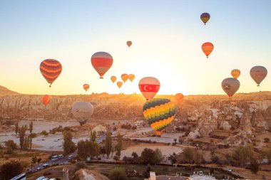 Orta Anadolu, Göreme, Türkiye - 22 Eylül 2018. Cappadocia üzerinde şaşırtıcı gündoğumu. Renkli sıcak hava balonları. 