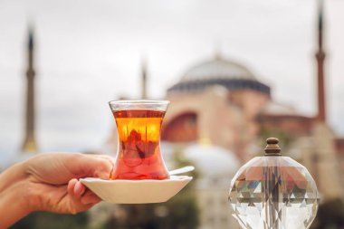 Ayasofya Müzesi arka planı Türk çayı fincan. Istanbul, Türkiye.