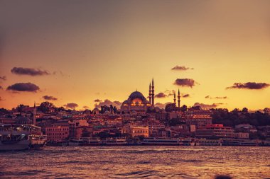 Süleymaniye Camii batımında silüeti. Istanbul 'un klasik görünüm.