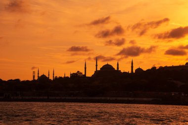 Siluetleri batımında Sultanahmet Camii ve Ayasofya Müzesi. Istanbul 'un klasik görünüm.