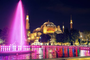 Ayasofya Müzesi Sultanahmet Parkı gece manzarası. Istanbul, Türkiye.