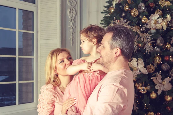 Gelukkige Familie Genieten Van Het Leven Buurt Van Kerstboom — Stockfoto