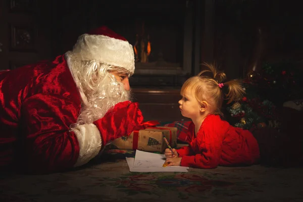 Verdadeiro Papai Noel Está Brincando Com Crianças Perto Árvore Natal — Fotografia de Stock