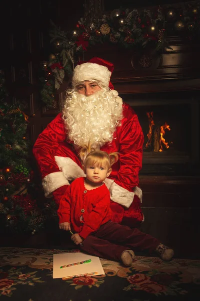 Vrai Père Noël Joue Avec Les Enfants Près Sapin Noël — Photo