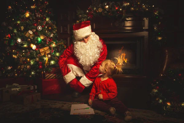 Skutečný Santa Claus Hraje Dětmi Vánočního Stromu Atmosféru Oslav Magic — Stock fotografie