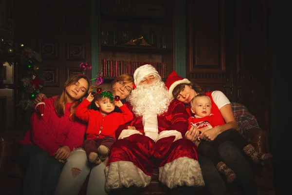 Retrato Família Natal Uma Sala Estar Festiva Com Verdadeiro Papai — Fotografia de Stock