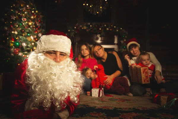 Різдво Сімейний Портрет Святковий Вітальні Реальним Санта Клауса Атмосферу Свята — стокове фото