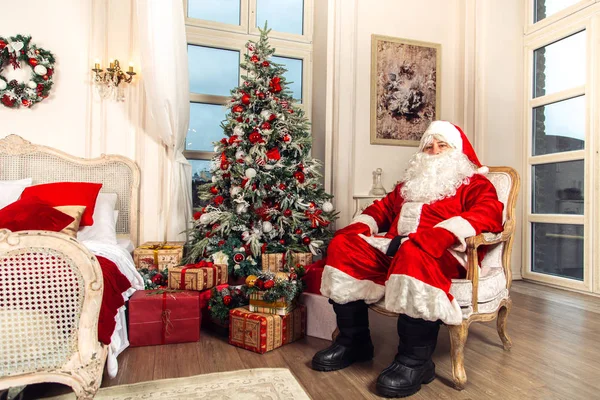 Автентичний Санта Клауса Сидить Спальні Біля Новорічної Ялинки Атмосферу Свята — стокове фото