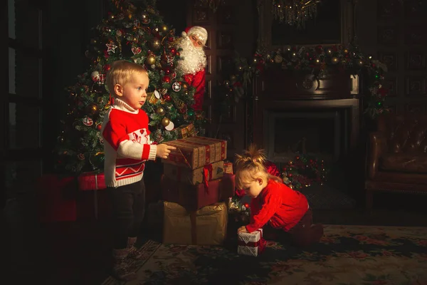 Bambini Giocano Vicino All Albero Natale Vero Babbo Natale Sta — Foto Stock