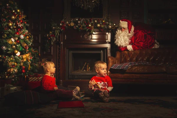 Les Enfants Jouent Près Sapin Noël Vrai Père Noël Les — Photo