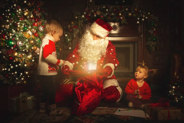 Vrai Père Noël Joue Avec Les Enfants Près Sapin Noël — Photo