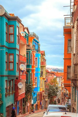 Istanbul, Türkiye - 27 Eylül 2018. Balat bölgesinde renkli evleri. 