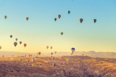 Orta Anadolu, Göreme, Türkiye - 21 Eylül 2018. Cappadocia üzerinde şaşırtıcı gündoğumu. Renkli sıcak hava balonları. 