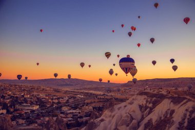 Orta Anadolu, Göreme, Türkiye - 22 Eylül 2018. Cappadocia üzerinde şaşırtıcı gündoğumu. Renkli sıcak hava balonları. 