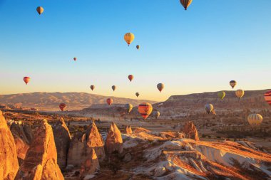 Orta Anadolu, Göreme, Türkiye - 22 Eylül 2018. Cappadocia üzerinde şaşırtıcı gündoğumu. Renkli sıcak hava balonları. 