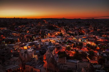 Göreme, Türkiye, Kapadokya'nın gece sokakları aydınlatılmış. Uçuş balon ünlü ortasına. Muhteşem gece manzarası.