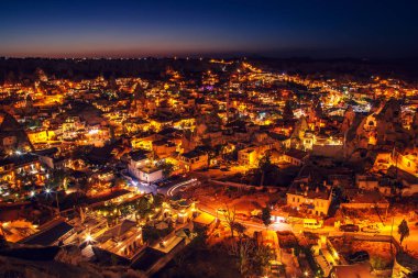 Göreme, Türkiye, Kapadokya'nın gece sokakları aydınlatılmış. Uçuş balon ünlü ortasına. Muhteşem gece manzarası.