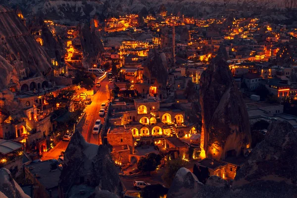 Göreme, Türkiye, Kapadokya'nın gece sokakları aydınlatılmış. Uçuş balon ünlü Merkezi.