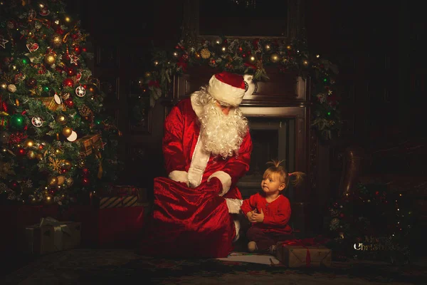 Реальна Санта Клауса Гра Дітьми Біля Новорічної Ялинки Атмосферу Свята — стокове фото