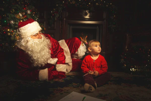 Vrai Père Noël Joue Avec Les Enfants Près Sapin Noël — Photo